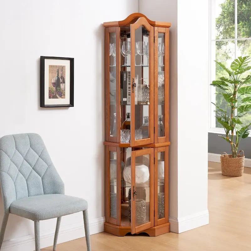 Vitrine d'angle éclairée avec portes, étagères en verre trempé et poignées sculptées