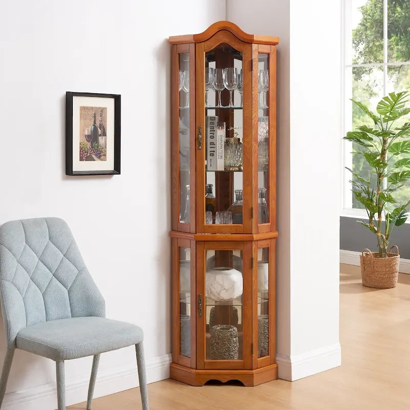 Vitrine d'angle éclairée avec portes, étagères en verre trempé et poignées sculptées