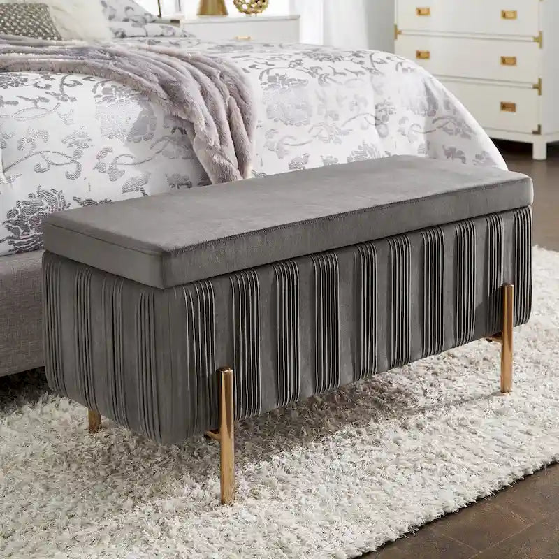 Banc de rangement gris en velours plissé avec couvercle relevable et pieds en métal doré