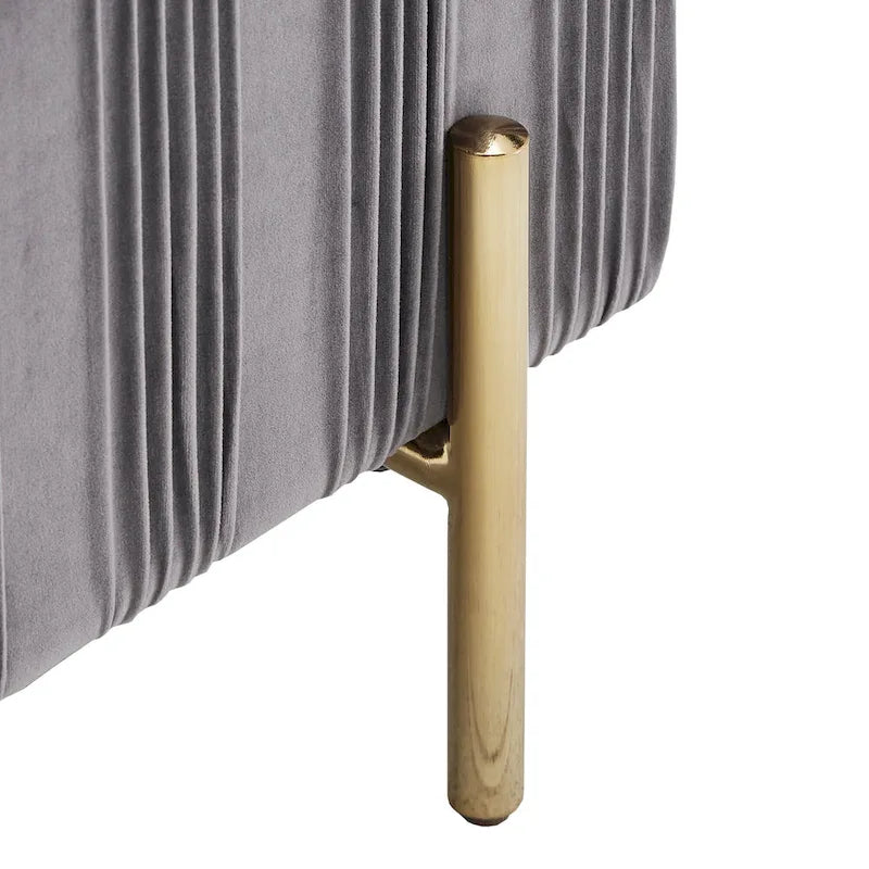 Banc de rangement gris en velours plissé avec couvercle relevable et pieds en métal doré