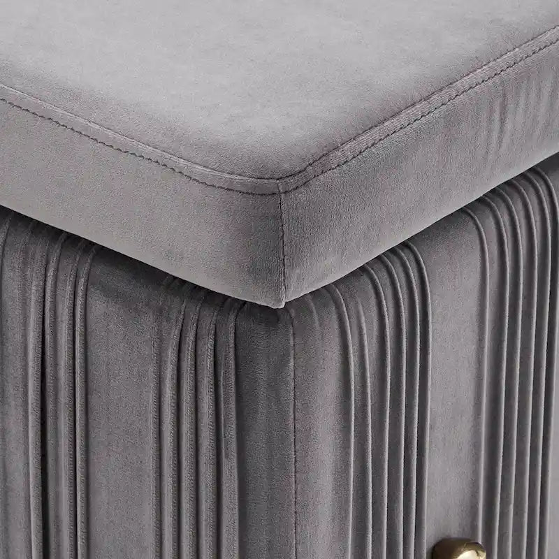 Banc de rangement gris en velours plissé avec couvercle relevable et pieds en métal doré