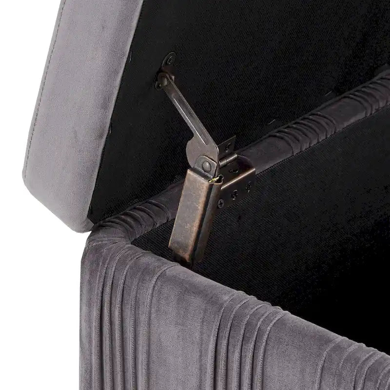 Banc de rangement gris en velours plissé avec couvercle relevable et pieds en métal doré