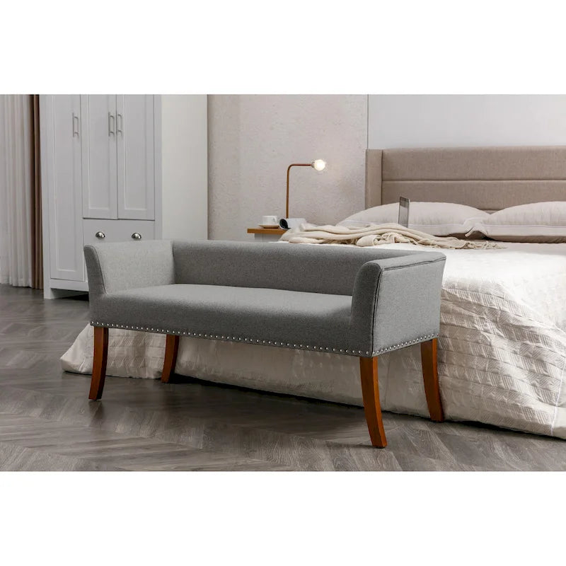 Banc rembourré en tissu avec garniture cloutée et pieds évasés en bois d'hévéa
