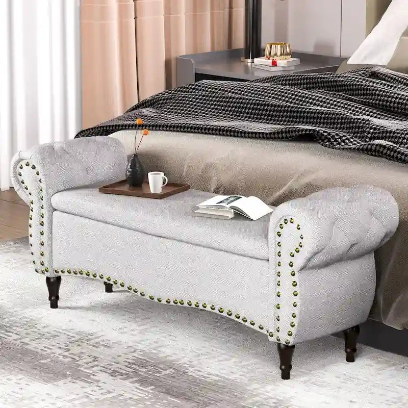 Banc de rangement capitonné de 135 cm avec accoudoirs roulés, clous décoratifs et charnière de sécurité