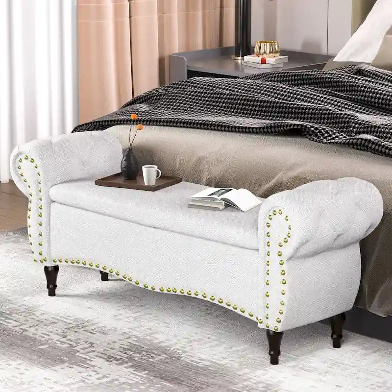 Banc de rangement capitonné de 135 cm avec accoudoirs roulés, clous décoratifs et charnière de sécurité