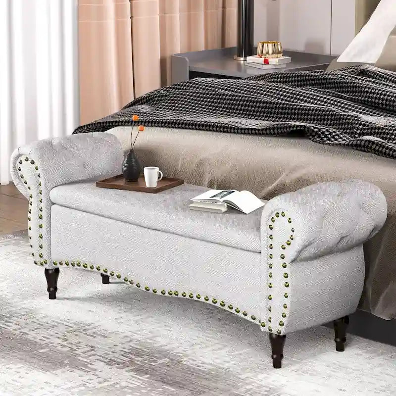 Banc de rangement capitonné de 135 cm avec accoudoirs roulés, clous décoratifs et charnière de sécurité