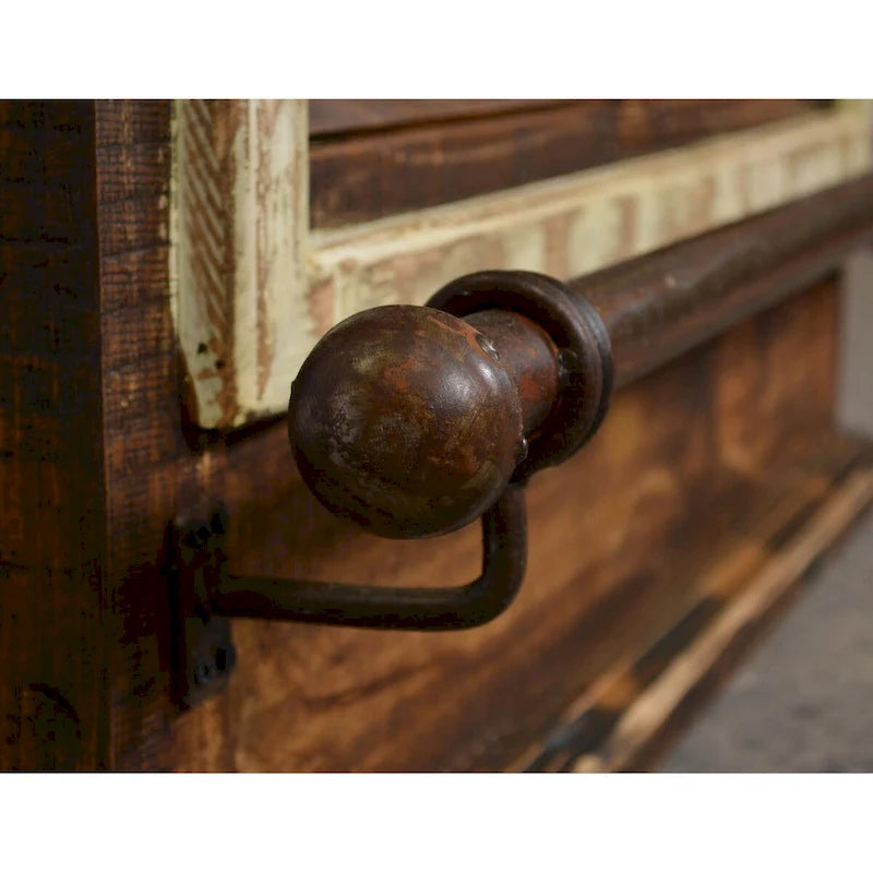 Meuble bar de 48" en pin massif avec rangement pour le vin, portes persiennes et repose-pieds en métal