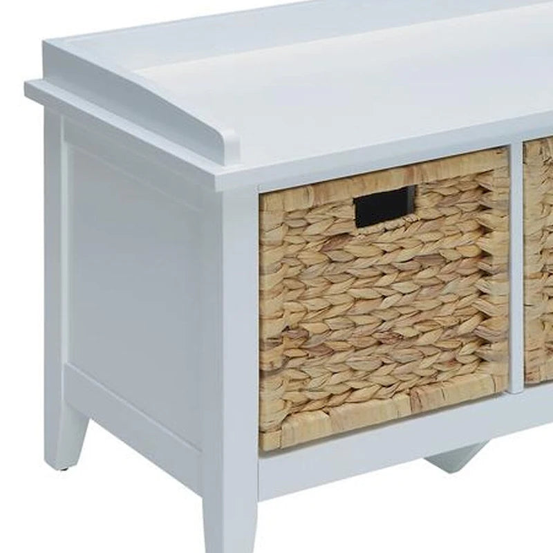 Banc en bois blanc avec 3 paniers de rangement en rotin marron — Design discret