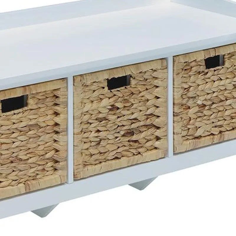 Banc en bois blanc avec 3 paniers de rangement en rotin marron — Design discret
