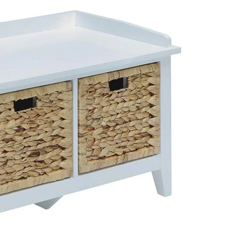 Banc en bois blanc avec 3 paniers de rangement en rotin marron — Design discret