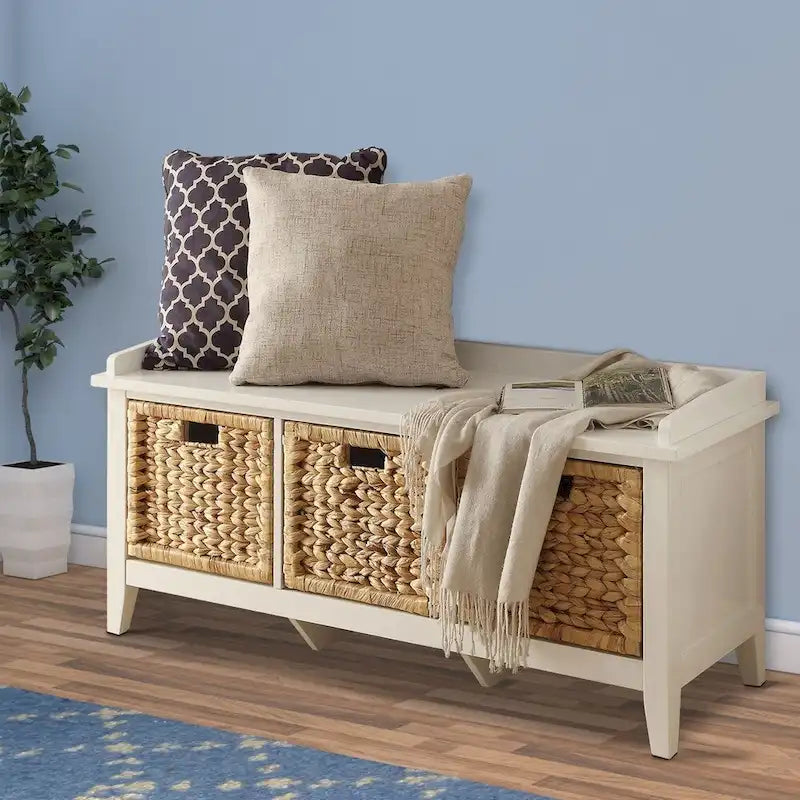 Banc en bois blanc avec 3 paniers de rangement en rotin marron — Design discret