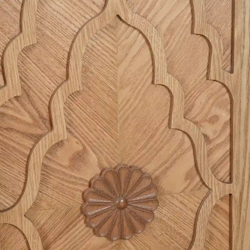 Meuble de rangement à porte sculptée avec poignée en métal et surface lisse