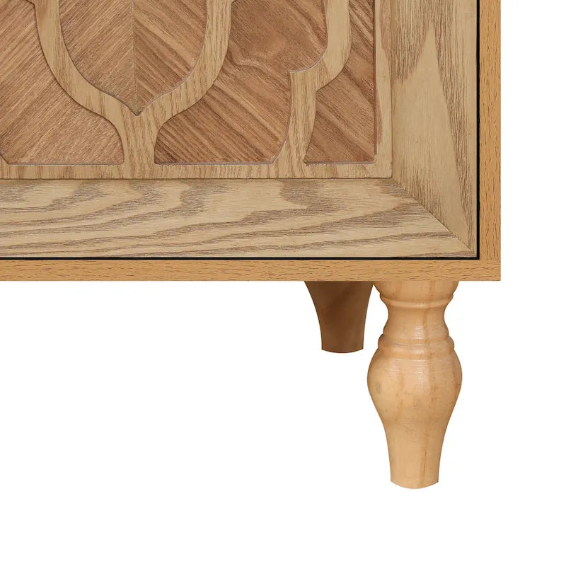Meuble de rangement à porte sculptée avec poignée en métal et surface lisse