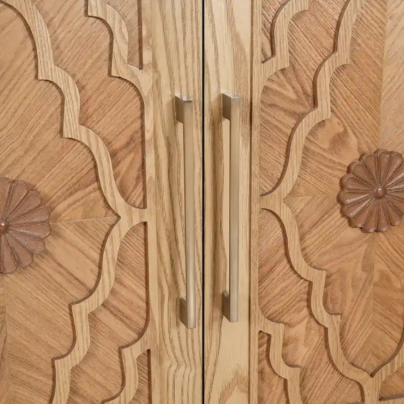Meuble de rangement à porte sculptée avec poignée en métal et surface lisse