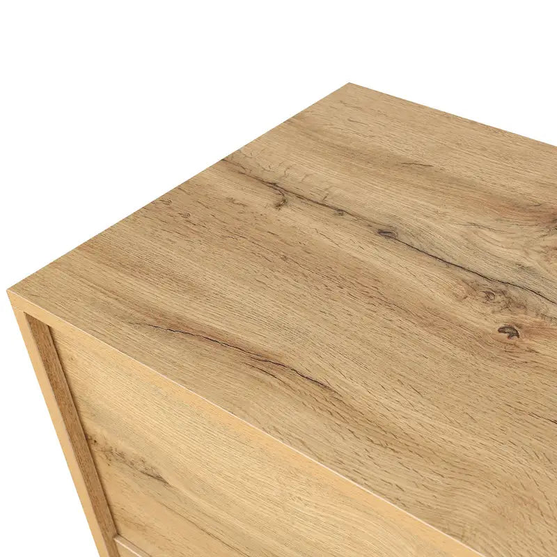 Meuble de rangement à porte sculptée avec poignée en métal et surface lisse