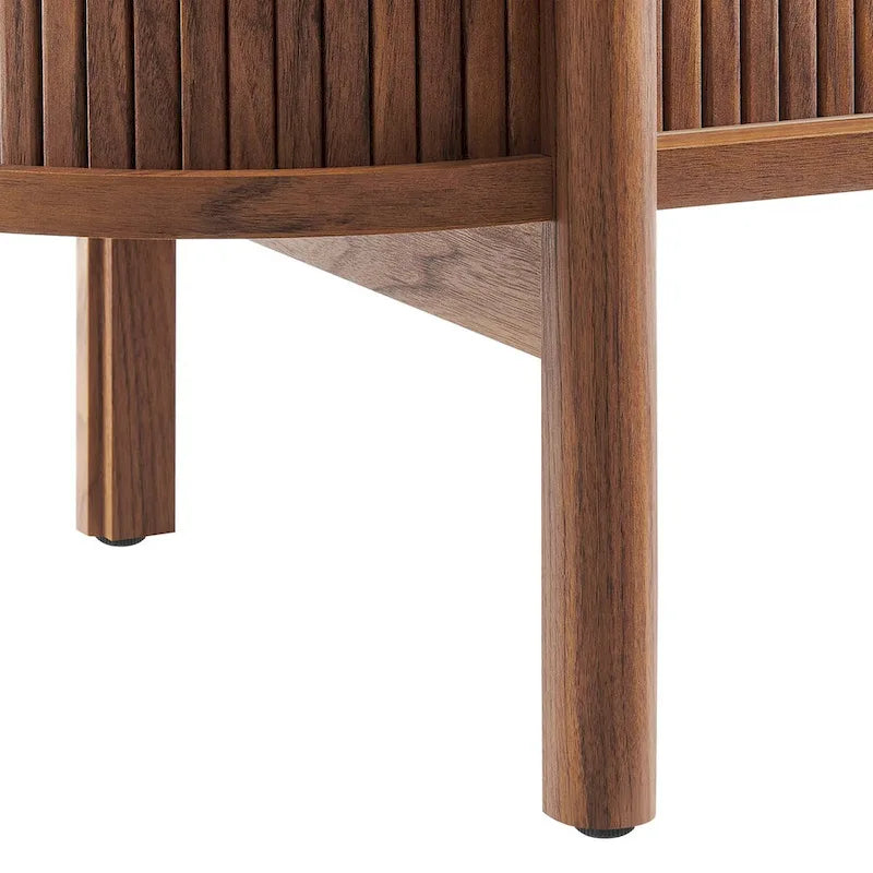 Enfilade moderne incurvée de style Mid-Century de 160 cm avec détails cannelés et portes coulissantes